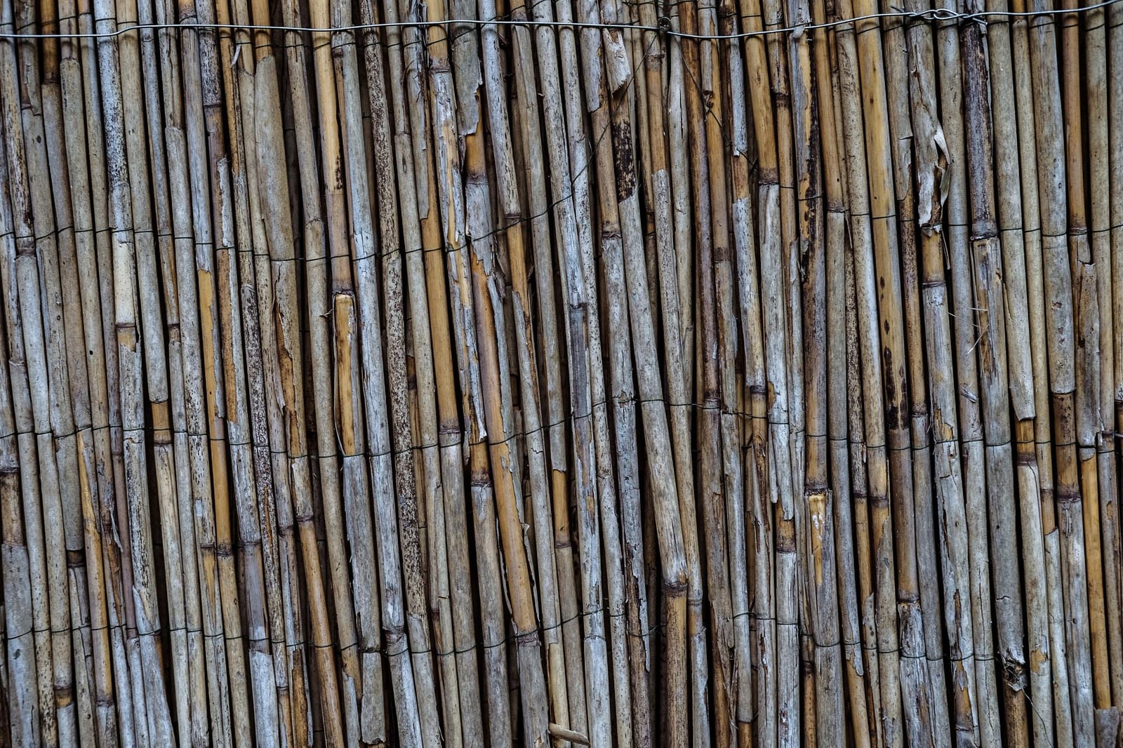 Biombo de Bambu com Palha em exposição no catálogo da Artbambu Labs